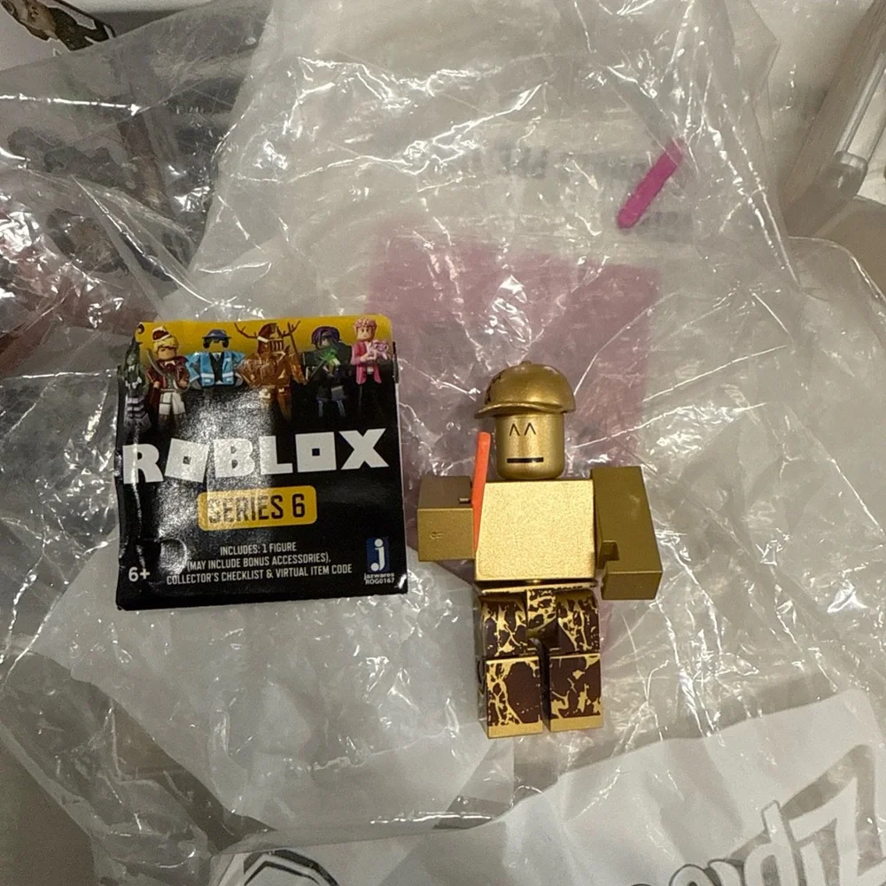 Roblox Series 6 Gold Figure with celebrity Sparkling Starslide hat - Picture 4 of 4